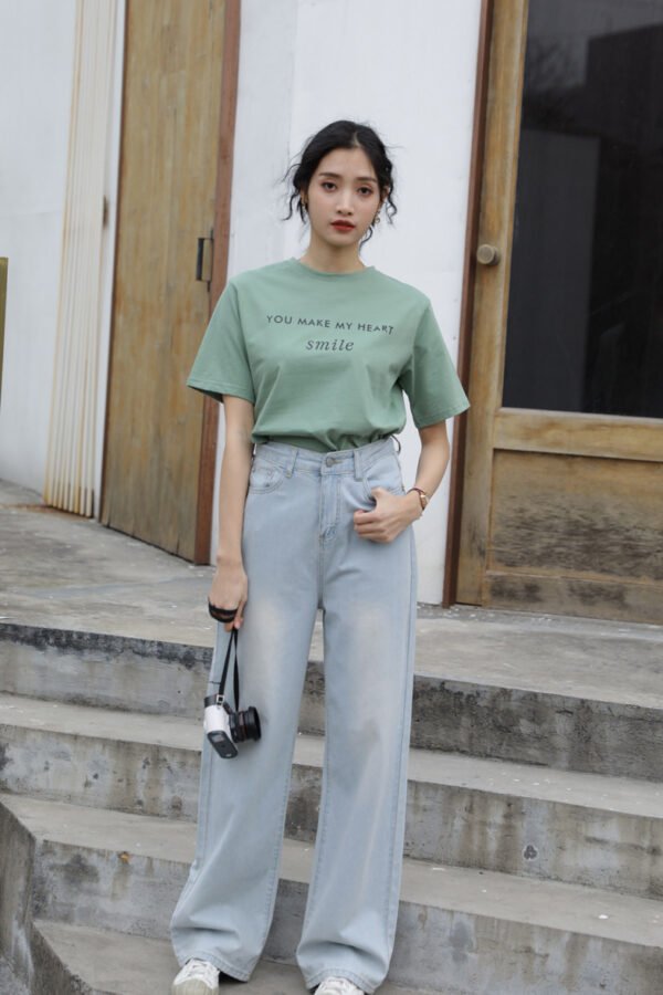 تي شيرت نسائي أبيض مطبوع عليه حروف