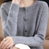 سترة كارديجان عصرية من صوف الميرينو للنساء برقبة دائرية وأكمام طويلة من الكشمير المحبوك ملابس علوية للنساء للربيع والخريف