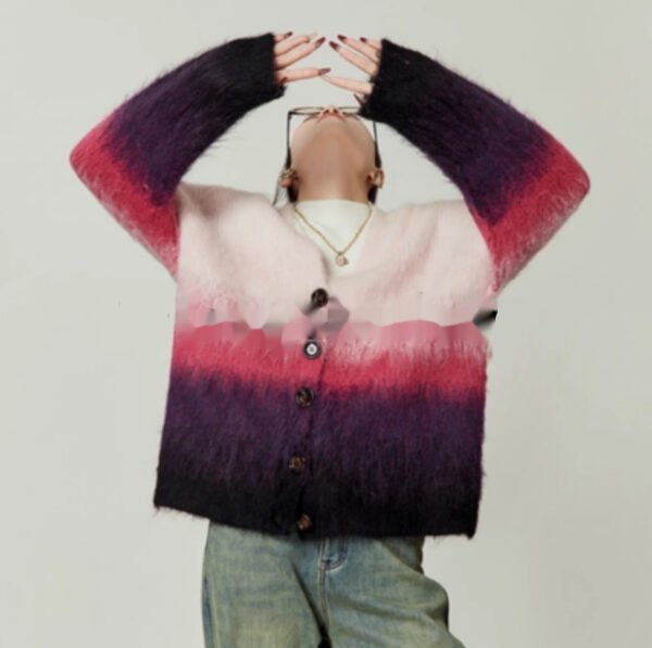 بلوزة محبوكة من الموهير بألوان متدرجة وفتحة رقبة على شكل حرف V