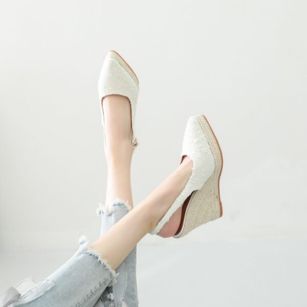 نعال بكعب عالٍ ونعل سميك من الأسفل وغطاء للأصابع