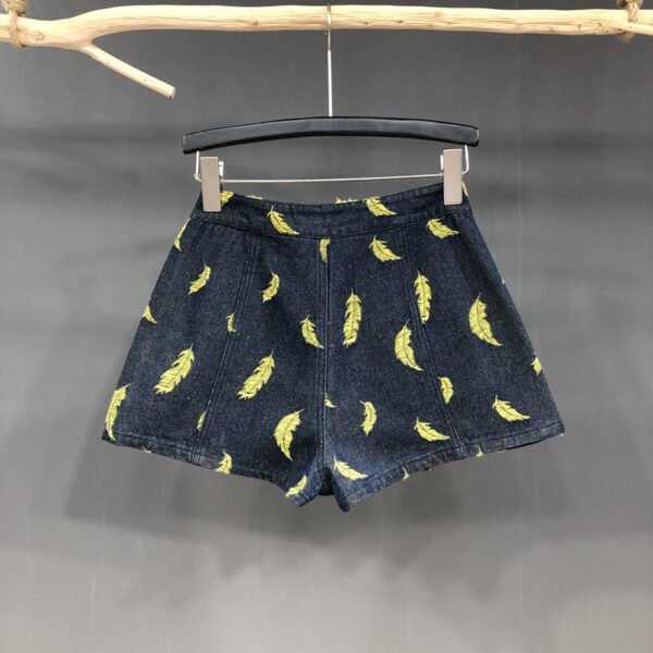 شورت جينز نسائي ضيق بخصر عالٍ