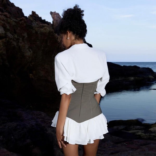 بدلة فستان بلون متباين ضيق عند الخصر مع خياطة مكشكشة على شكل عظمة السمكة وجزء علوي من الأنبوب