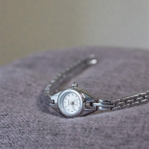 ساعة نسائية كاجوال بتصميم ريترو على شكل عين حصان وشرائط نحاسية من منتصف العصور القديمة