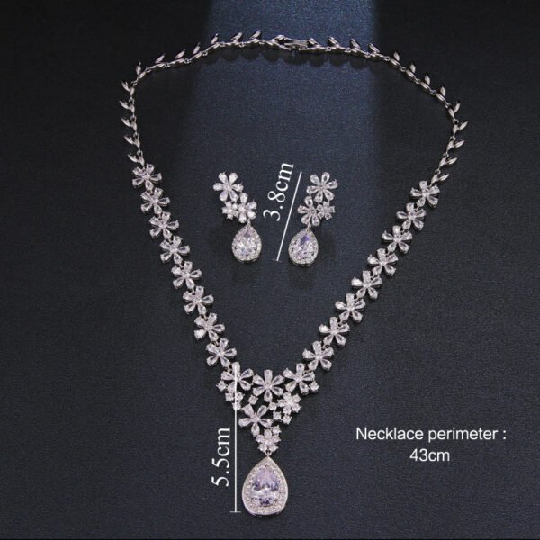 طقم أقراط وقلادة من الكريستال مكون من قطعتين