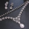 طقم أقراط وقلادة من الكريستال مكون من قطعتين