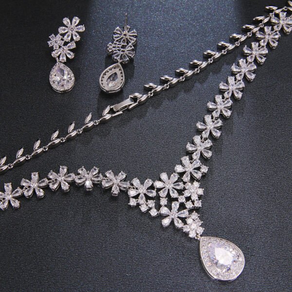 طقم أقراط وقلادة من الكريستال مكون من قطعتين