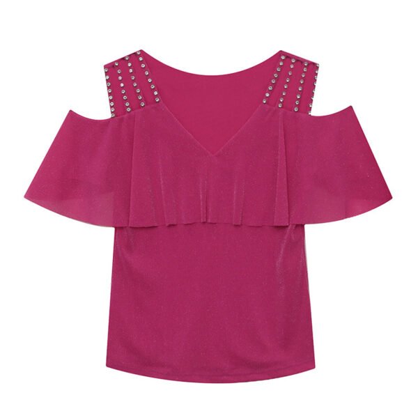 تي شيرت أنيق بأكمام قصيرة وفتحة رقبة على شكل حرف V وأكتاف مكشوفة ومشبك تثبيت