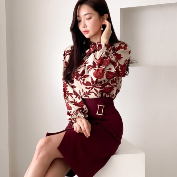 d6507a80-53c6-4261-a026-bd272283c736.jpg طقم عمل مكون من قطعتين، قميص وقميص برباط مع تنورة ضيقة على الخصر والورك