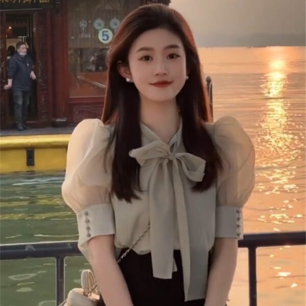 بلوزة نسائية بأكمام منتفخة مزينة بفيونكة من تصميم ديزاين سينس