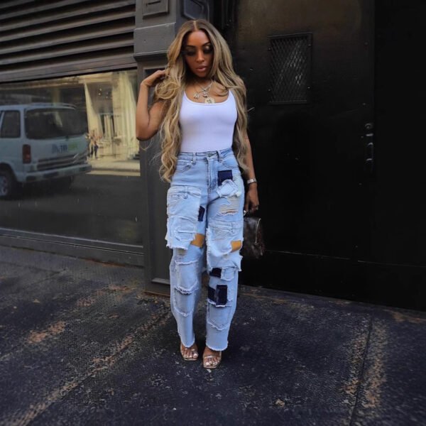 بنطال جينز كاجوال بقصّة مستقيمة وثقوب مطبوعة