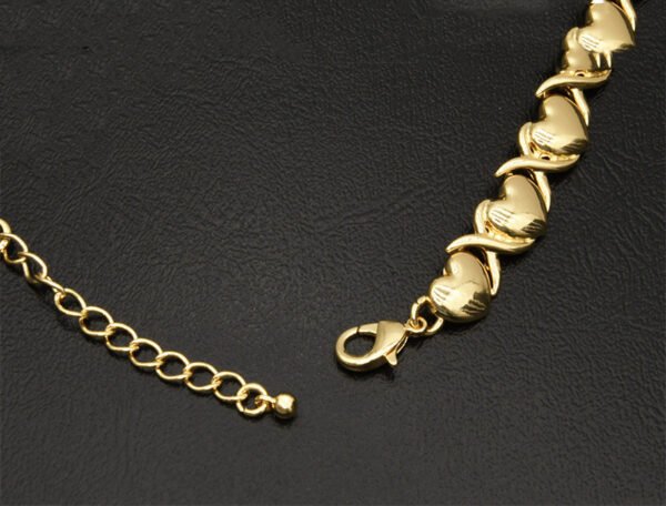 طقم مجوهرات على شكل قلب من الذهب عيار 18 قيراطًا من دبي