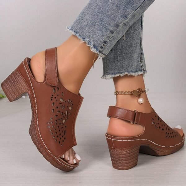 صنادل نسائية بكعب سميك وقاعدة فيلكرو