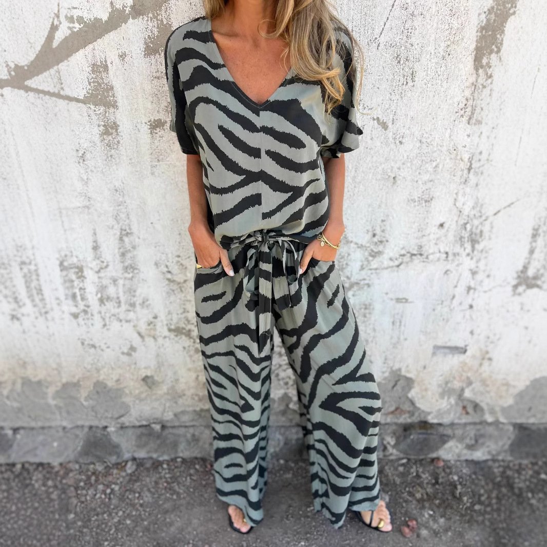 بدلة أنيقة بجزء علوي من الدانتيل وفتحة رقبة على شكل حرف V وخطوط حمار وحشي