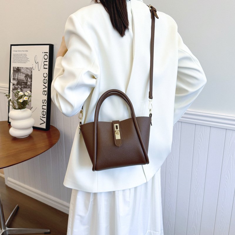 43216c12-67b7-4c9c-996c-0834a367e579.jpg حقيبة كتف محمولة على شكل دلو تحت الإبط