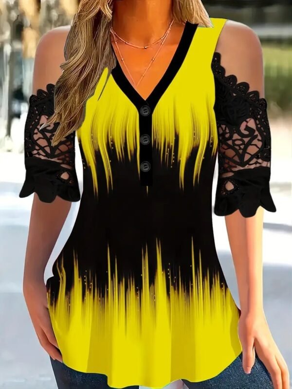 قميص نسائي بأكمام من الدانتيل مطبوع عليه وضعية معينة