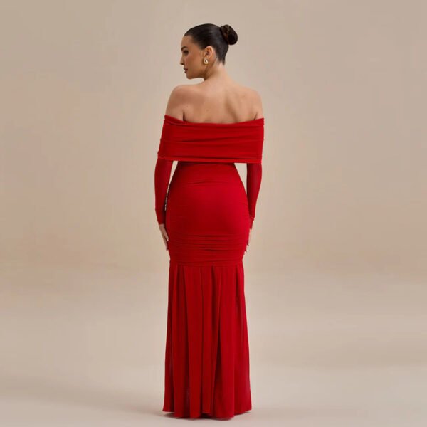 فستان أنيق مكشوف الكتفين مطوي على شكل زهرة