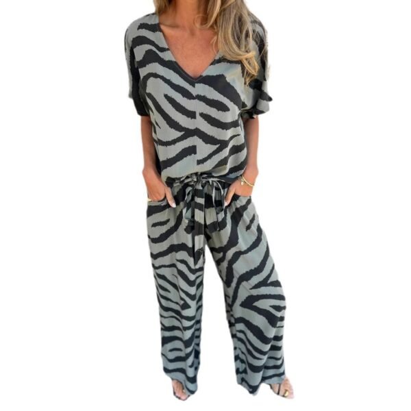 842849c8-d9f8-47a7-a8cb-18edbbd7a2f3.jpg بدلة أنيقة بجزء علوي من الدانتيل وفتحة رقبة على شكل حرف V وخطوط حمار وحشي