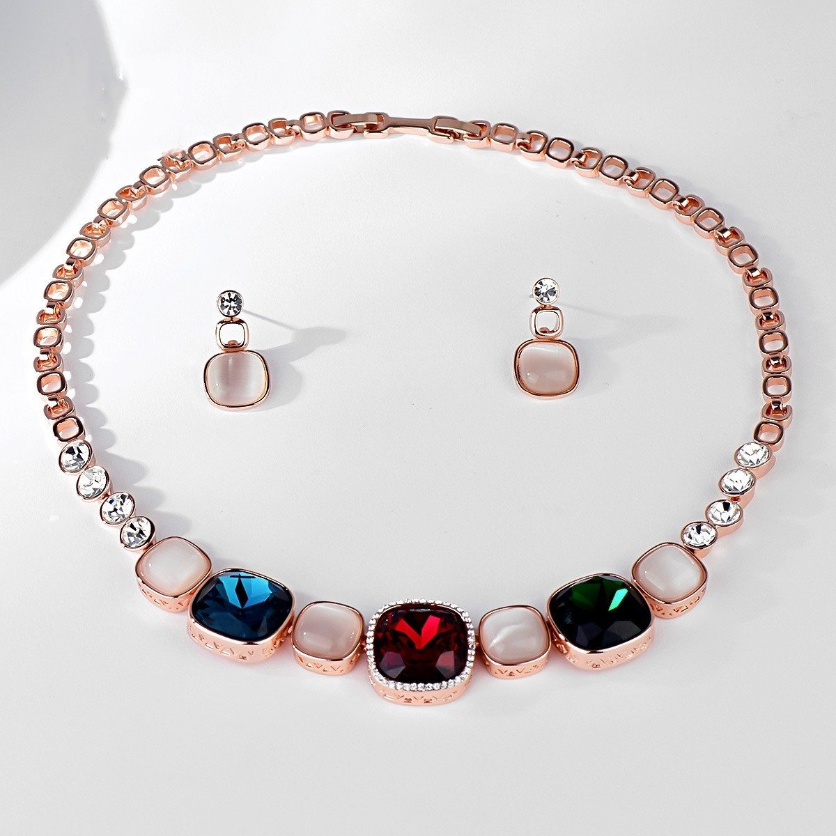 طقم أقراط وقلادة مرصعة بأحجار الراين الكريستالية الملونة