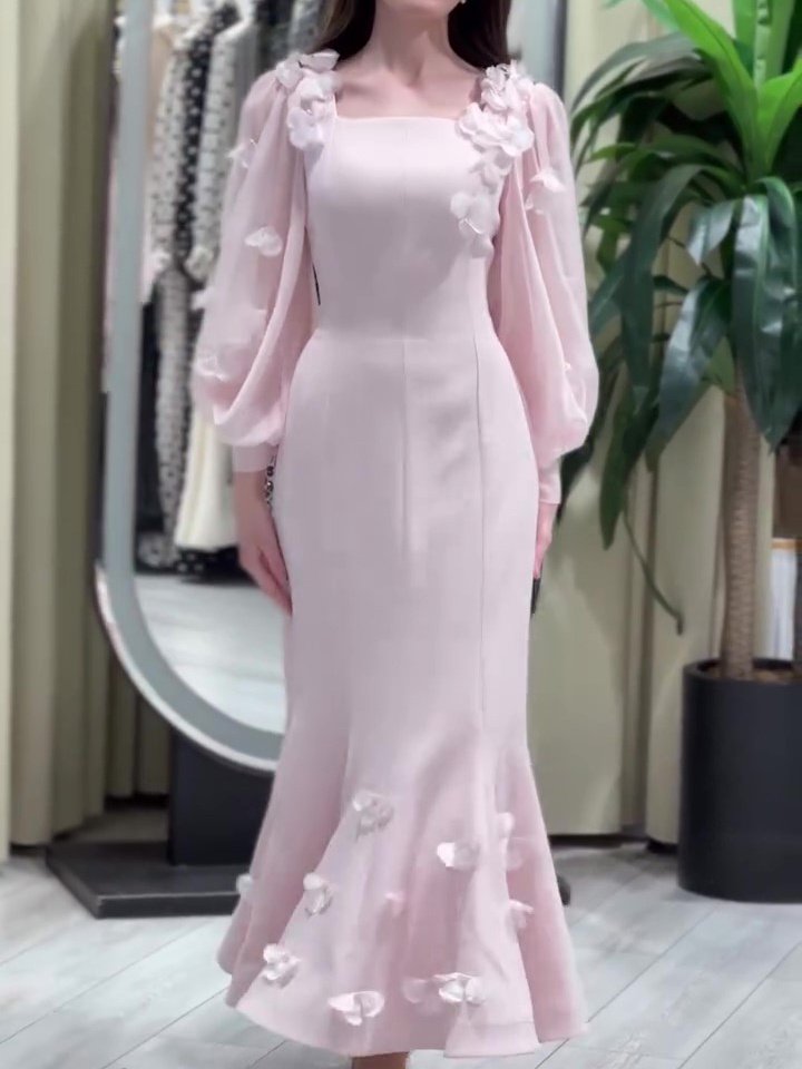 20cb6694-e900-4ebb-a2a3-26365661c563.jpg فستان أنيق بأكمام طويلة مزين بالزهور على شكل ذيل السمكة