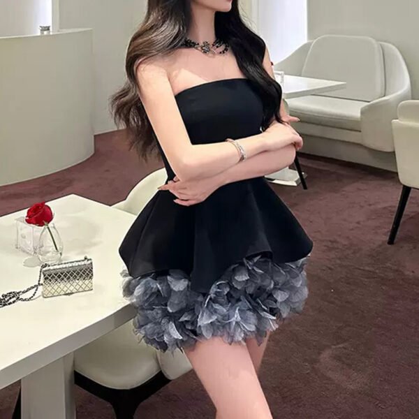 فستان بدون حمالات بتصميم صناعي ثقيل، مصبوغ بربطة عنق، وحافة مزينة بزهور ثلاثية الأبعاد