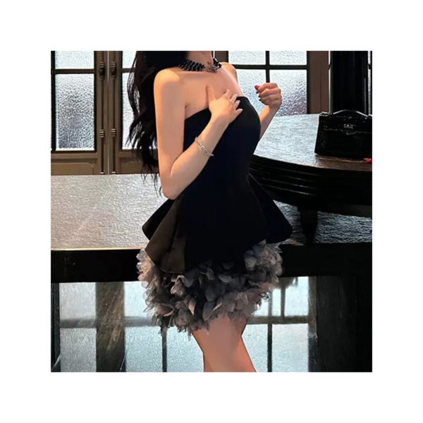 فستان بدون حمالات بتصميم صناعي ثقيل، مصبوغ بربطة عنق، وحافة مزينة بزهور ثلاثية الأبعاد