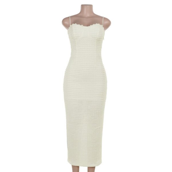 فستان أنيق ذو ملمس مميز وقماش ذو فتحة جانبية تبرز جمال الصدر