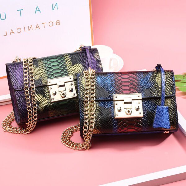 حقيبة مربعة صغيرة مزودة بسلسلة قفل