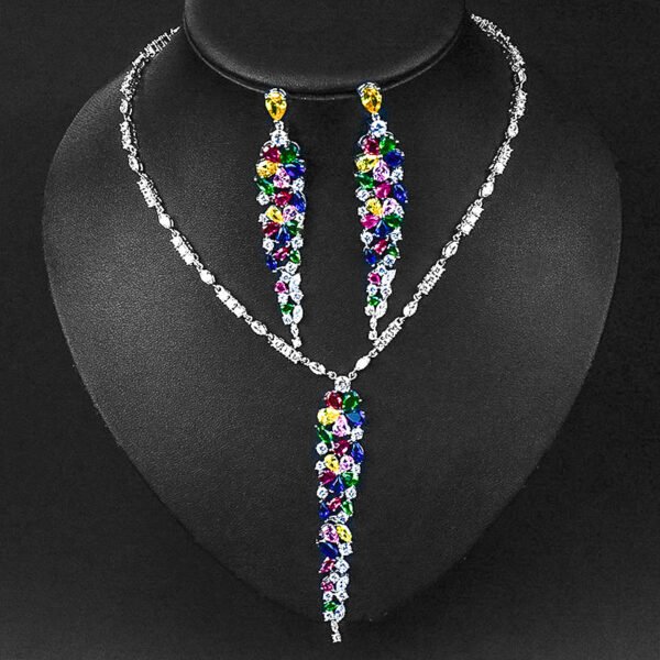 طقم أنيق من قلادة وأقراط طويلة مزينة بشرابات
