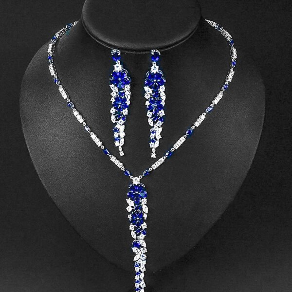 طقم أنيق من قلادة وأقراط طويلة مزينة بشرابات