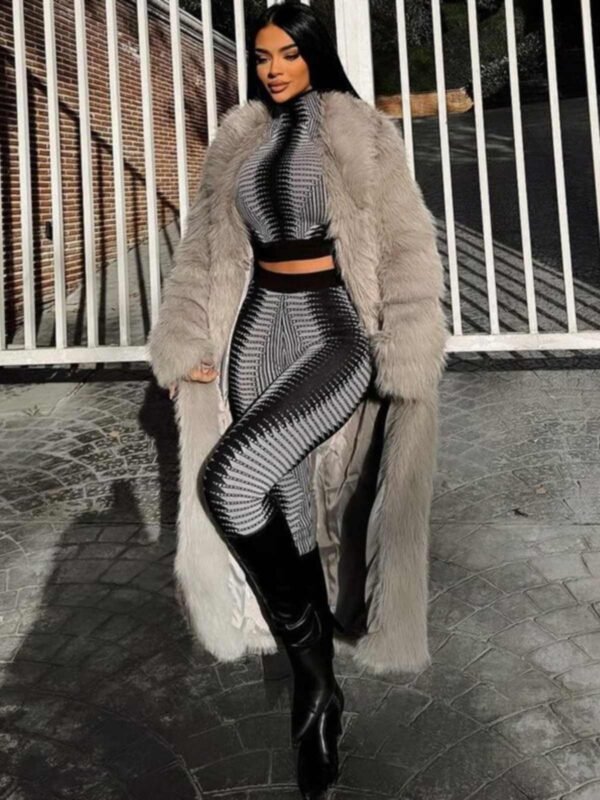 بدلة بنطلون ضيق بأكمام طويلة وجزء علوي مطبوع يكشف عن منطقة البطن