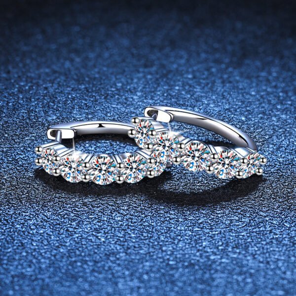 أقراط من الفضة الإسترليني للنساء مرصعة بماسة واحدة من المويسانايت