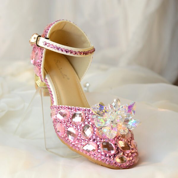 أحذية بكعب عالٍ مرصعة بالكريستال، عرض رائع للفتيات