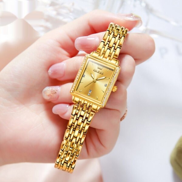 8bd73b8c-28da-475d-8ac2-129c3626c72c_fine.jpeg ساعة نسائية أنيقة مربعة الشكل تعمل بالكوارتز، مناسبة لجميع الإطلالات