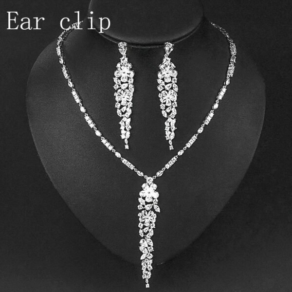 طقم أنيق من قلادة وأقراط طويلة مزينة بشرابات