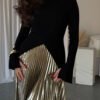 9ee2c4ce-6441-454d-b862-93179c5bd4c9-6.jpg طقم بلوزة سوداء بأكمام واسعة وحافة غير منتظمة وتنورة مطوية