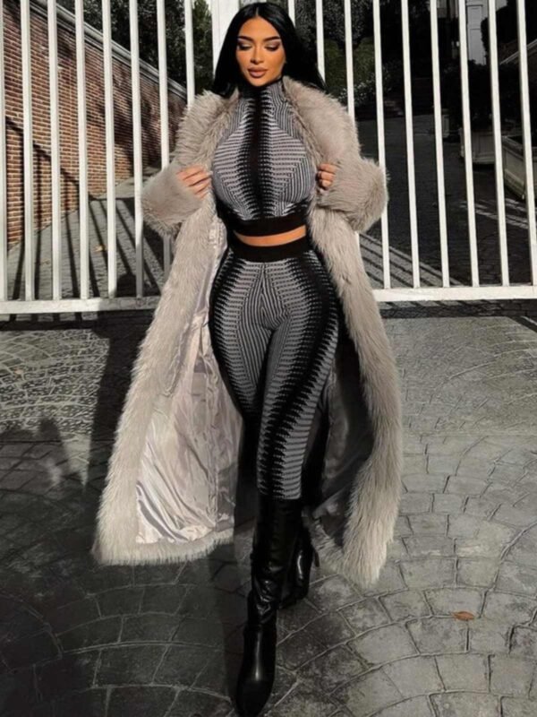 بدلة بنطلون ضيق بأكمام طويلة وجزء علوي مطبوع يكشف عن منطقة البطن