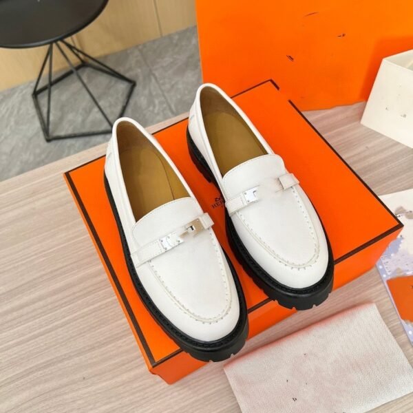 حذاء كاجوال نسائي بكعب عالٍ مزود بقفل معدني