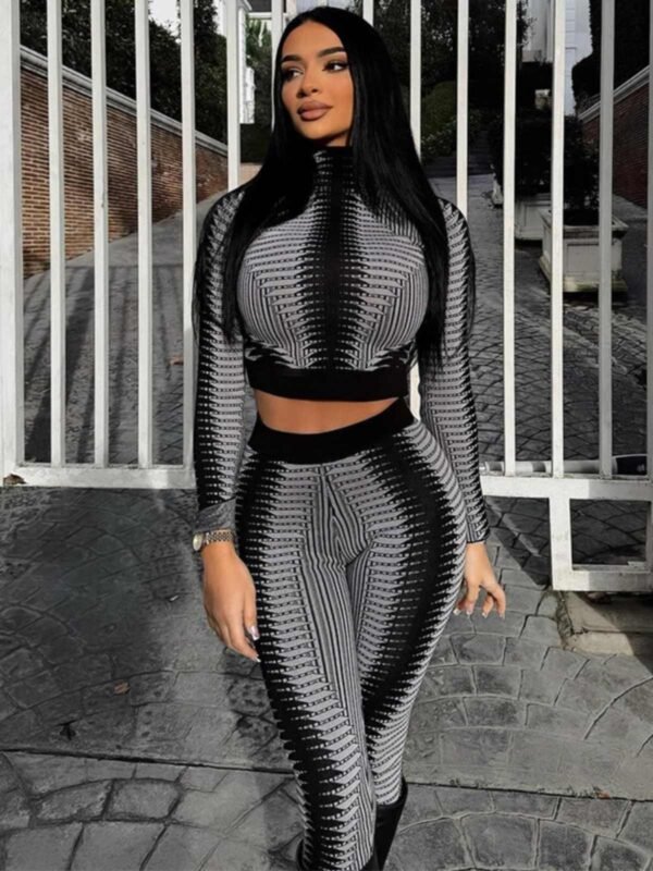 بدلة بنطلون ضيق بأكمام طويلة وجزء علوي مطبوع يكشف عن منطقة البطن