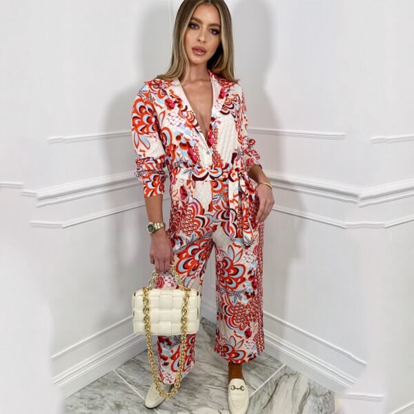 جمبسوت بطبعة ريترو بتصميم درابزين