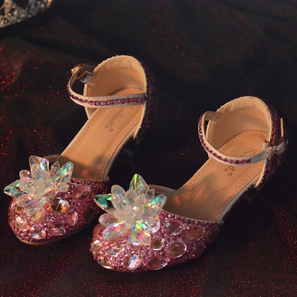 أحذية بكعب عالٍ مرصعة بالكريستال، عرض رائع للفتيات