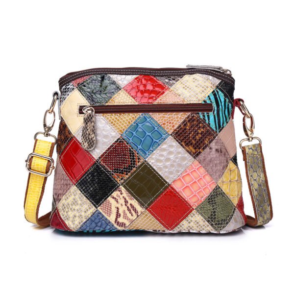 حقيبة كتف نسائية مصنوعة يدوياً من الجلد الطبيعي بلون السربنتين، مزينة بشرابات وأزهار، مناسبة للاستخدام اليومي.