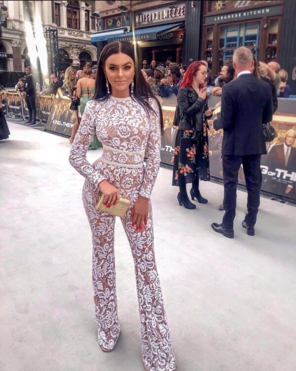 جمبسوت أنيق بتصميم أنيق مستوحى من أزياء المشاهير الأوروبيين والأمريكيين، مصنوع من الدانتيل المركب، يتميز بمظهر رائع وقصة ضيقة