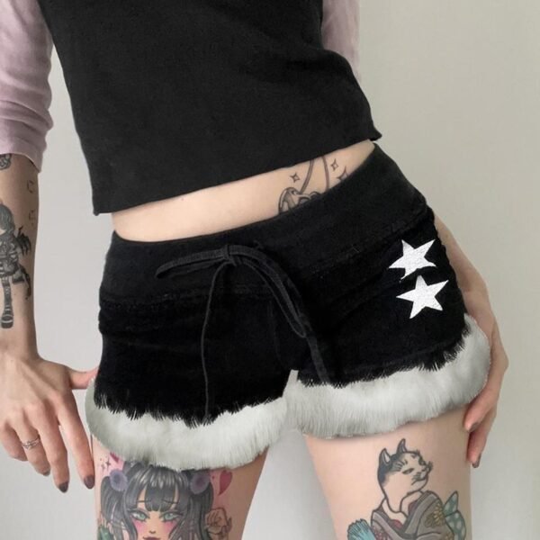 شورت مخملي رفيع مزين بنقشة نجوم، برباط رفيع ولوحة مخملية.