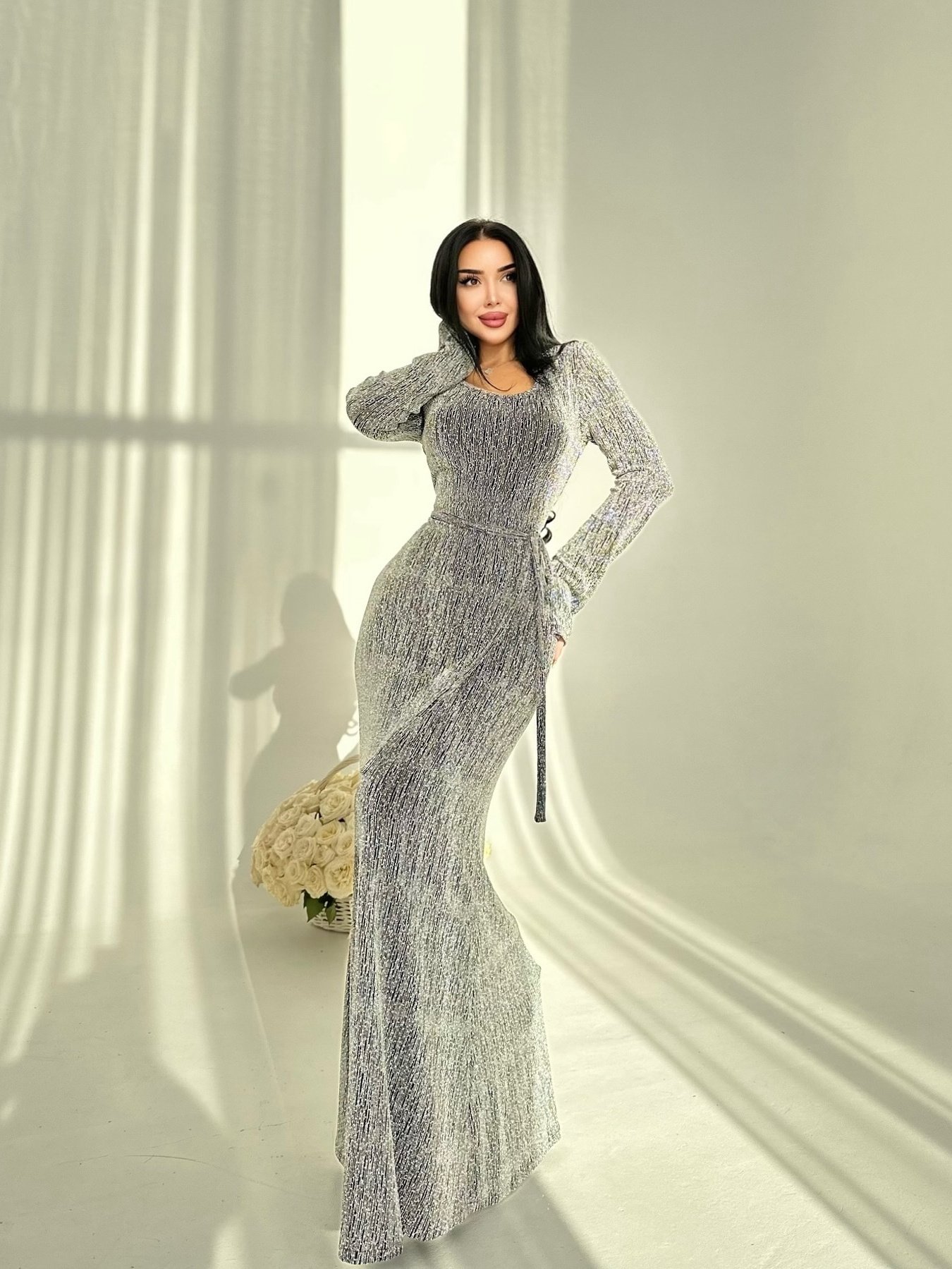 23038fba-bf15-4429-9f0e-1030b50b72b9.jpg فستان ماكسي مرصع بالألماس ذو ياقة دائرية