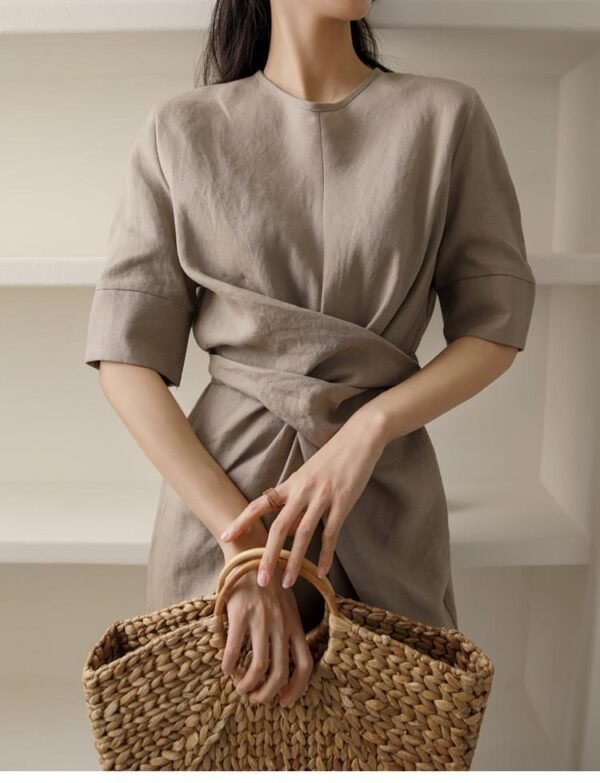 فستان كتان غير منتظم بتصميم كوري يُبرز جمال الخصر