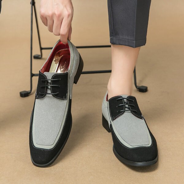 أحذية رجالية عصرية وأنيقة على الطراز البريطاني، مناسبة للارتداء اليومي.