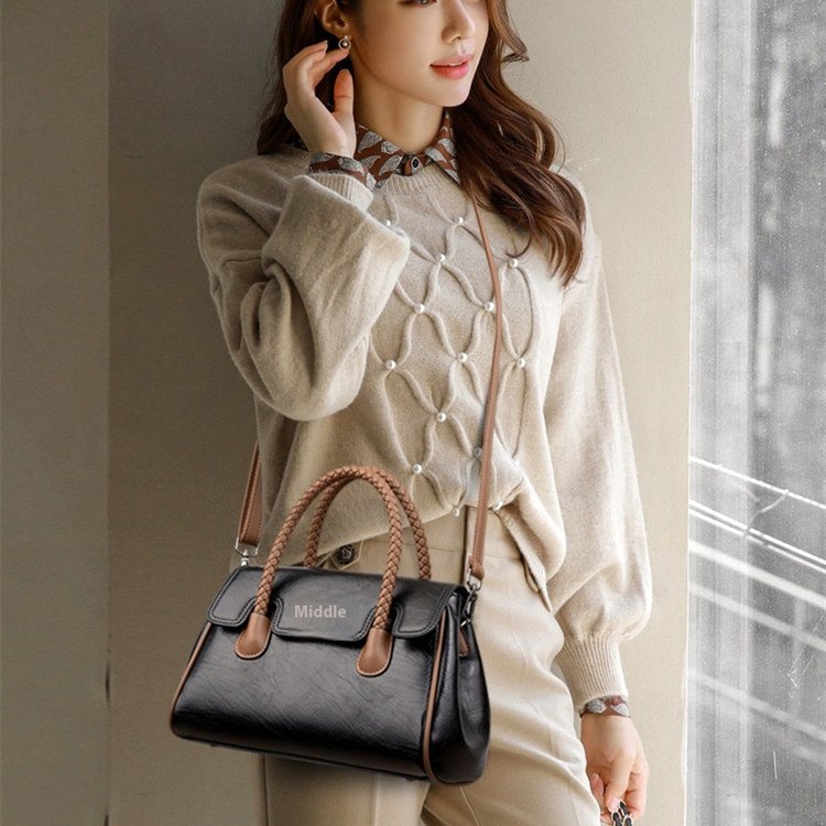 حقيبة يد نسائية أنيقة بتصميم غربي فاخر، مناسبة لجميع الإطلالات