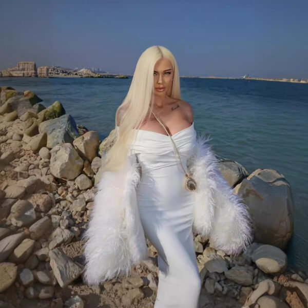 فستان أبيض طويل الأكمام مكشوف الكتفين بتصميم أنبوبي مطوي