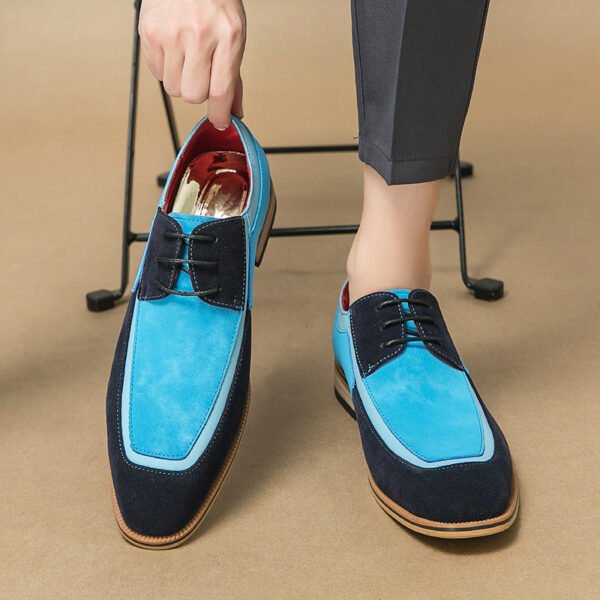 أحذية رجالية عصرية وأنيقة على الطراز البريطاني، مناسبة للارتداء اليومي.