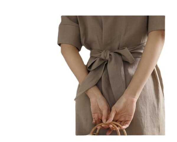 فستان كتان غير منتظم بتصميم كوري يُبرز جمال الخصر